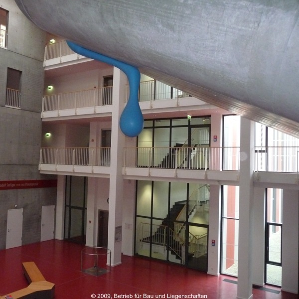 Kunst am Bau: ein überdimensionaler Wassertropfen aus Kunststoff läuft an der Hörsaalwand herunter © 2009 Betrieb für Bau und Liegenschaften Mecklenburg-Vorpommern