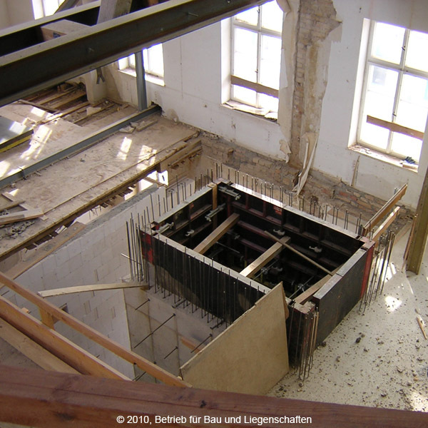 Bau des neuen Treppenhauses mit Aufzugschacht im bestehenden Gebäude © 2010 Betrieb für Bau und Liegenschaften Mecklenburg-Vorpommern