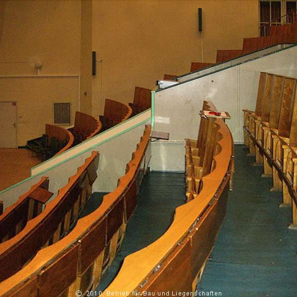 Auf der Reihe: im Juni 2009 sah es im Hörsaal so aus. © 2010 Betrieb für Bau und Liegenschaften Mecklenburg-Vorpommern