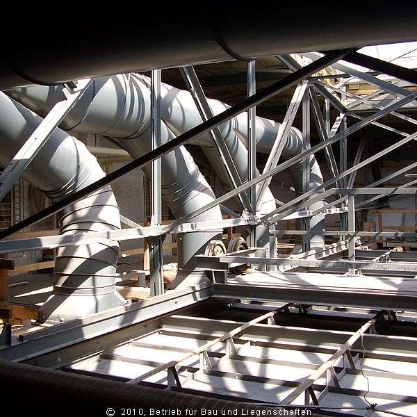 Dachkonstruktion im August 2009 - hier war und ist u.a. die zentrale Be- und Entlüftungstechnik installiert. © 2010 Betrieb für Bau und Liegenschaften Mecklenburg-Vorpommern