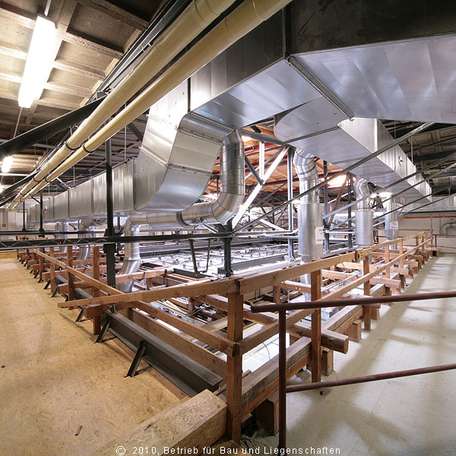 Frische Luft ist wichtig: in der leistungsstarken Technikzentrale unter dem Dach können 15.000 m³ Luft am Tag umgewälzt, gefiltert und temperiert werden. © 2010 Betrieb für Bau und Liegenschaften Mecklenburg-Vorpommern