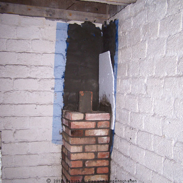 Hier wird ein Unterschlupf für trockenliebende Fledermäuse errichtet. © 2010 BBL M-V