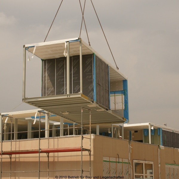 Das Modul wird langsam an seinen Platz bewegt © 2010 Betrieb für Bau und Liegenschaften Mecklenburg-Vorpommern