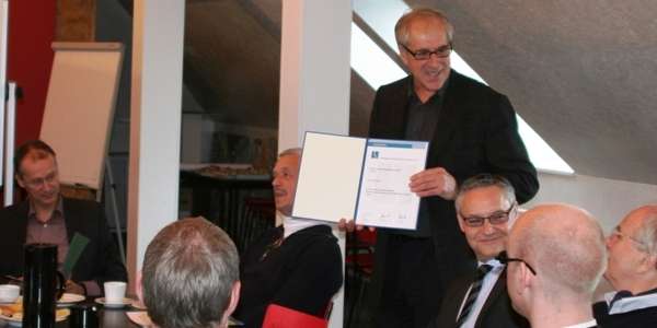 Michael Bleyder, Leiter des BBL M-V Geschäftsbereichs Schwerin, übergibt die Urkunden zum Sonderpreis an Fachplaner und Sonderfachleute © 2010 Betrieb für Bau und Liegenschaften