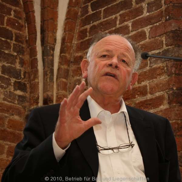 Prof. Dipl.-Ing. Hans Günther Burkhardt bei der Verleihung des Sonderpreises an den Betrieb für Bau und Liegenschaften M-V © 2010 Betrieb für Bau und Liegenschaften