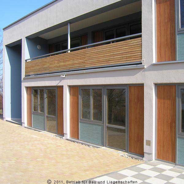 Ausschnitt Westfassade mit Blick auf die Bewohnerzimmer im Erdgeschoss mit direktem Ausgang ins Freie und im Obergeschoss mit Gemeinschaftsfreisitz © 2011 Bernhardt + Bergemann