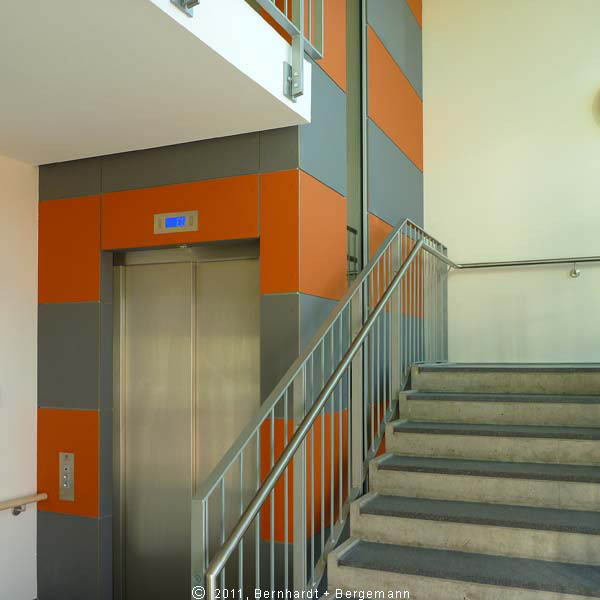 Treppenhaus mit Fahrstuhl © 2011 Bernhardt + Bergemann