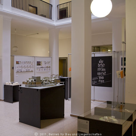 Die Malerarbeiten im Lichthof sind abgeschlossen, die Ausstellung nutzt den neuen, hellen Raum optimal. Nicht nur die MitarbeiterInnen des BBL M-V, der Bundesimmobilienanstalt, der Bundeszollverwaltung und des Oberlandesgerichtes Mecklenburg-Vorpommern si © 2011 Betrieb für Bau und Liegenschaften Mecklenburg-Vorpommern