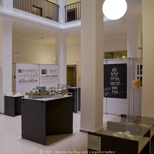 Die Malerarbeiten im Lichthof sind abgeschlossen, die Ausstellung nutzt den neuen, hellen Raum optimal. Nicht nur die MitarbeiterInnen des BBL M-V, der Bundesimmobilienanstalt, der Bundeszollverwaltung und des Oberlandesgerichtes Mecklenburg-Vorpommern si © 2011 Betrieb für Bau und Liegenschaften Mecklenburg-Vorpommern