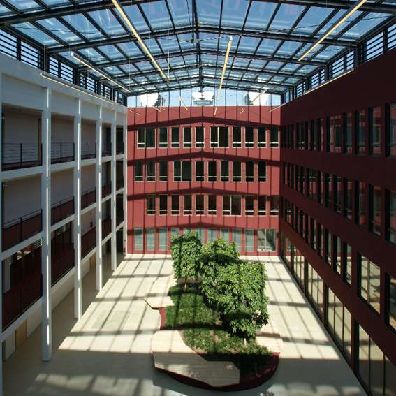 Im Atrium setzt sich der rote Farbton der Fassade in Form einer Mäander fort. © 2011 Assmann Beraten+Planen GmbH Dortmund