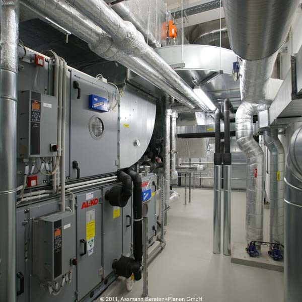 Kälte- und Wärmeaustausch spielen in diesem Neubau eine herausragende Rolle. Hier ein Blick in die Technikzentrale mit der Teilansicht der Raumlufttechnischen Anlage (RLT). © 2011 Assmann Beraten+Planen GmbH Dortmund