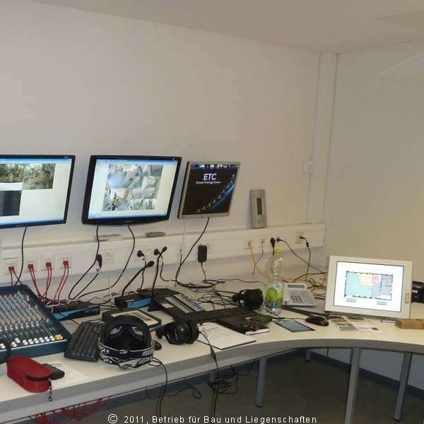 In der Leitzentrale (Regieraum) wird alles überwacht und aufgezeichnet. © 2011 Betrieb für Bau und Liegenschaften Mecklenburg-Vorpommern