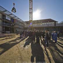 Den Richtkranz haben wir am 13. Oktober 2011 über dem Rohbau in den strahlenden Himmel gezogen. © 2011 Betrieb für Bau und Liegenschaften Mecklenburg-Vorpommern