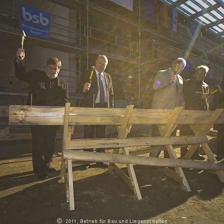 Die Nägel werden in den Dachsparren getrieben. © 2011 Betrieb für Bau und Liegenschaften Mecklenburg-Vorpommern