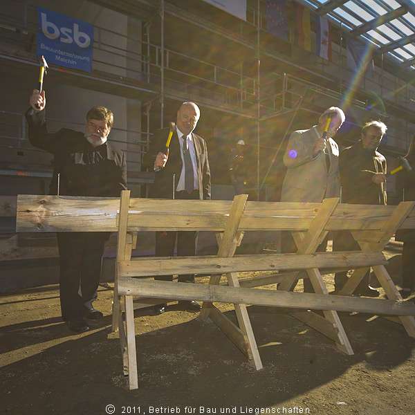 Die Nägel werden in den Dachsparren getrieben. © 2011 Betrieb für Bau und Liegenschaften Mecklenburg-Vorpommern