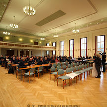 Kerstin Eisenschmidt (rechts) von der Firma ECC aus Kiel hält die Ergebnisse des Tages in den Händen. © 2011 Betrieb für Bau und Liegenschaften Mecklenburg-Vorpommern