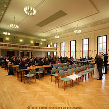 Kerstin Eisenschmidt (rechts) von der Firma ECC aus Kiel hält die Ergebnisse des Tages in den Händen. © 2011 Betrieb für Bau und Liegenschaften Mecklenburg-Vorpommern