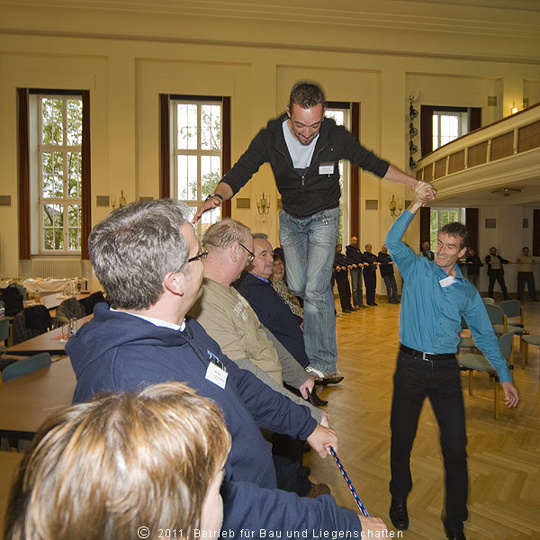 Hausmeister Christian Reuschel aus unserem Geschäftsbereich Schwerin schafft seine artistische Darbietung dank der Hilfe aller Kolleginnen und Kollegen, die das Seil spannen. © 2011 Betrieb für Bau und Liegenschaften Mecklenburg-Vorpommern