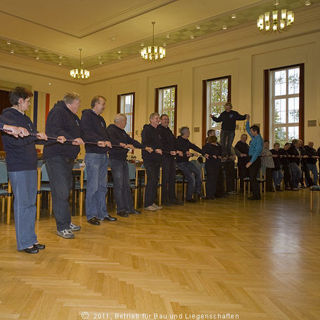 Gemeinsam wird das Seil gespannt, so dass Claudia Heyne, Sachbearbeiterin im infrastrukturellen Gebäudemanagement, auf dem Seil balancieren kann. © 2011 Betrieb für Bau und Liegenschaften Mecklenburg-Vorpommern