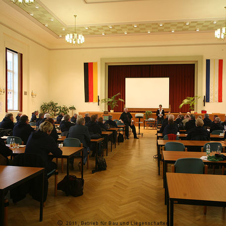 BBL M-V Geschäftsführer Heinz-Gerd Hufen (Mitte) wendet sich an die Kolleginnen und Kollegen, die im täglichen Einsatz vor-Ort bei unseren Nutzern die Visitenkarte unseres Betriebes abgeben. © 2011 Betrieb für Bau und Liegenschaften Mecklenburg-Vorpommern