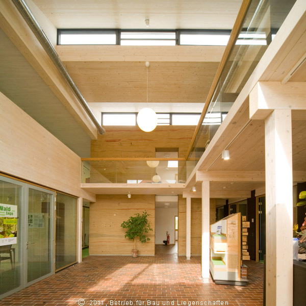 Nach oben offen, am Ende eine Lehmwand: Blick in das Foyer. © 2011 Betrieb für Bau und Liegenschaften Mecklenburg-Vorpommern