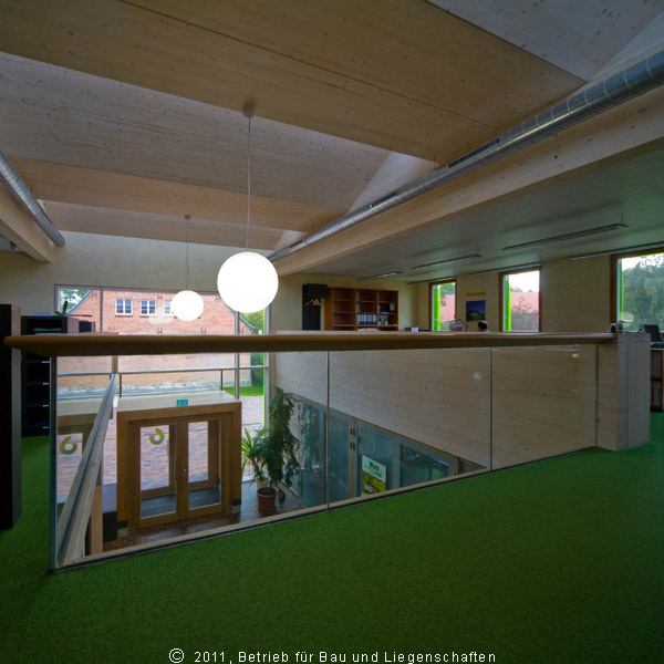 Dieses Büro ermöglicht neue Arbeitsweisen: eine offene Atmosphäre für Angestellte und Besucher. © 2011 Betrieb für Bau und Liegenschaften Mecklenburg-Vorpommern