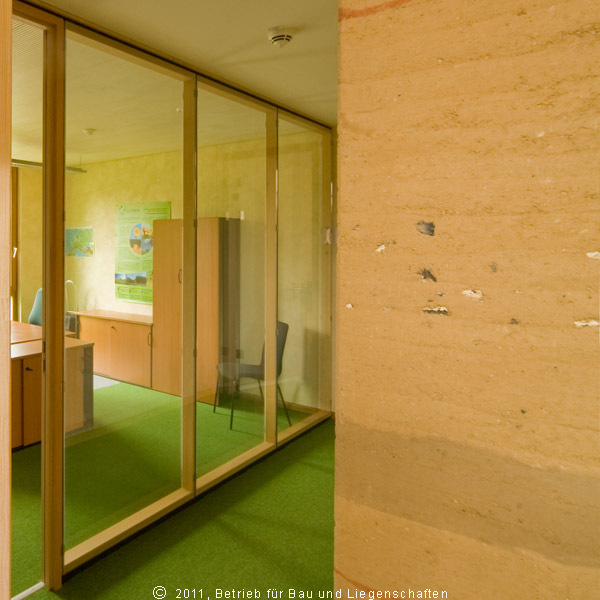 Rechts die Lehmwand, links geht es in den großen Besprechungsraum. © 2011 Betrieb für Bau und Liegenschaften Mecklenburg-Vorpommern