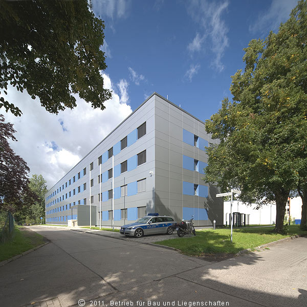 In der Ummanzer Straße steht der grundinstandgesetzte Plattenbau, das Dienstgebäude der Bundespolizeiinspektion Stralsund, die mobile Kontroll- und Überwachungseinheit sowie die Fortbildungsstätte für spezielle, auf Einsätze bezogene Fortbildungsangebote. © 2011 Betrieb für Bau und Liegenschaften Mecklenburg-Vorpommern