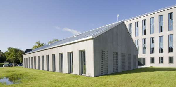 Der Anbau mit der Aula ist über den Verbinder zu erreichen. © 2011 Betrieb für Bau und Liegenschaften Mecklenburg-Vorpommern