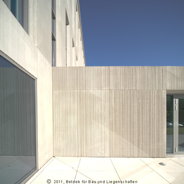 Das Hauptgebäude (links) und der Verbinder zur Aula. © 2011 Betrieb für Bau und Liegenschaften Mecklenburg-Vorpommern