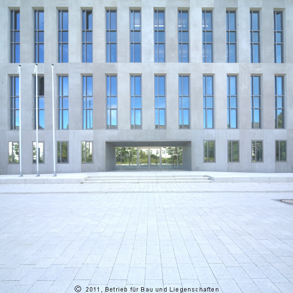 Hier kommt die Sonne nie hin: Eingangssituation auf der Nordseite. © 2011 Betrieb für Bau und Liegenschaften Mecklenburg-Vorpommern