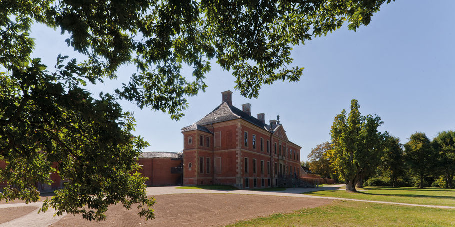Blick aus dem Park von Nordost auf das Hauptgebäude. © 2014 Betrieb für Bau und Liegenschaften Mecklenburg-Vorpommern