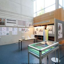 Die Ausstellung der Wettbewerbsarbeiten Kunst am Bau-Institut für Physik, in der Bereichsbibliothek Südstadt. © 2012 Betrieb für Bau und Liegenschaften Mecklenburg-Vorpommern