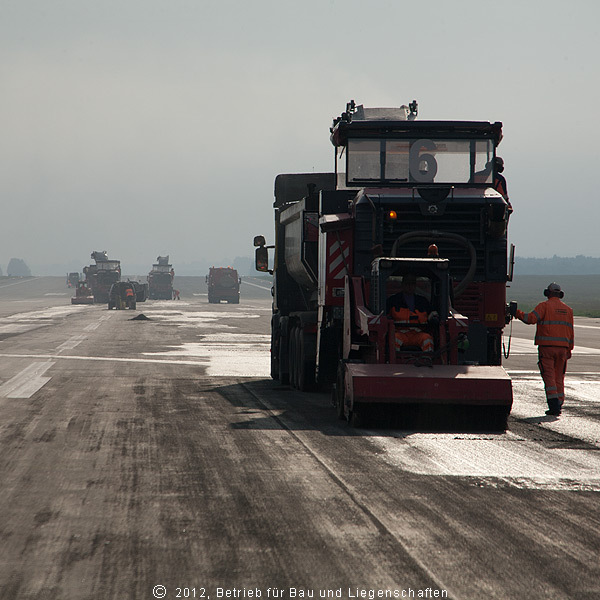 Pünktlich um 8 Uhr rollten die Fräsmaschinen auf die Start- und Landebahn. Es galt ca. 95.000 m² abzufräsen. © 2012 Betrieb für Bau und Liegenschaften Mecklenburg-Vorpommern