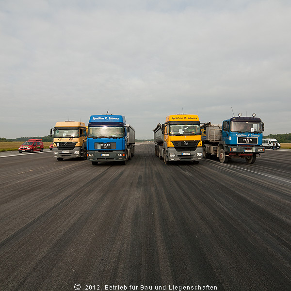 Die 40-Tonner standen hier Anfang September 2012 zum Abtransport der abgefrästen Deckschicht bereit. Die abgefräste Oberfläche wurde zu Asphalt verarbeitet. © 2012 Betrieb für Bau und Liegenschaften Mecklenburg-Vorpommern
