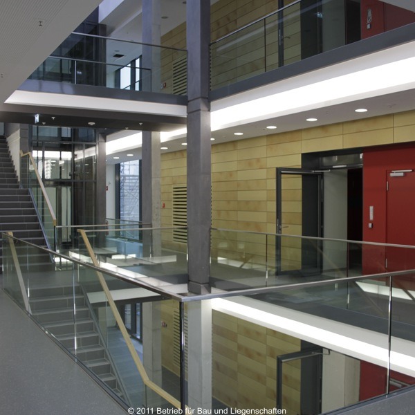 Flur im Obergeschoss mit Blick auf Geschosstreppen und Galerien © 2011 Betrieb für Bau und Liegenschaften Mecklenburg-Vorpommern