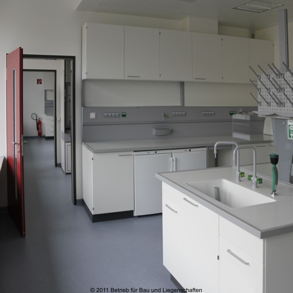 Blick in einen Laborraum © 2011 Betrieb für Bau und Liegenschaften Mecklenburg-Vorpommern
