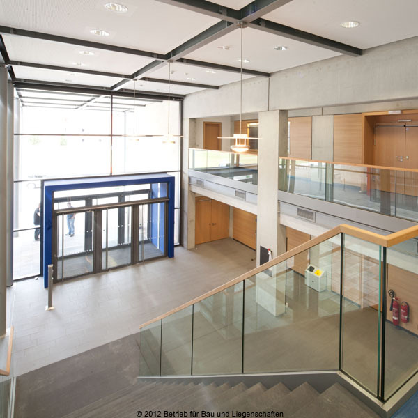 Das Foyer mit dem Naturstein. © 2012 Christian Hoffmann (Betrieb für Bau und Liegenschaften Mecklenburg-Vorpommern)