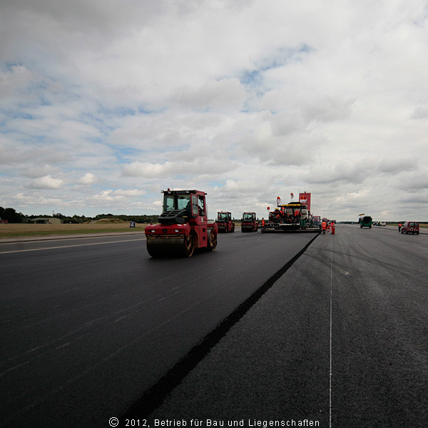 Die Oberfläche wird gewalzt. © 2012 Betrieb für Bau und Liegenschaften Mecklenburg-Vorpommern