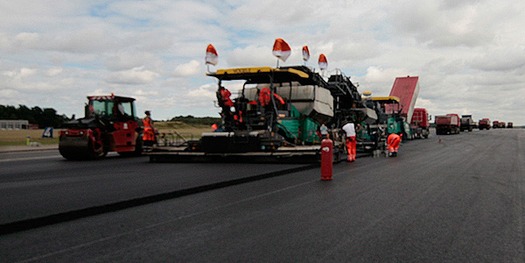 Die Asphalt- und Binderschicht wird aufgebracht und gewalzt. © 2012 Betrieb für Bau und Liegenschaften Mecklenburg-Vorpommern