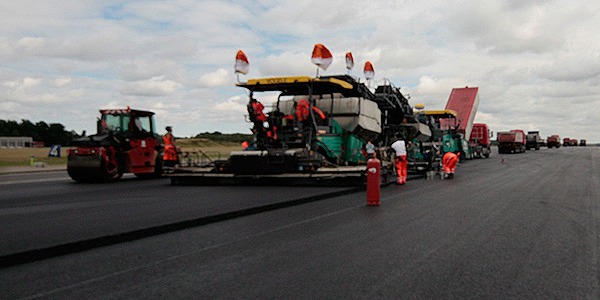Die Asphalt- und Binderschicht wird aufgebracht und gewalzt. © 2012 Betrieb für Bau und Liegenschaften Mecklenburg-Vorpommern