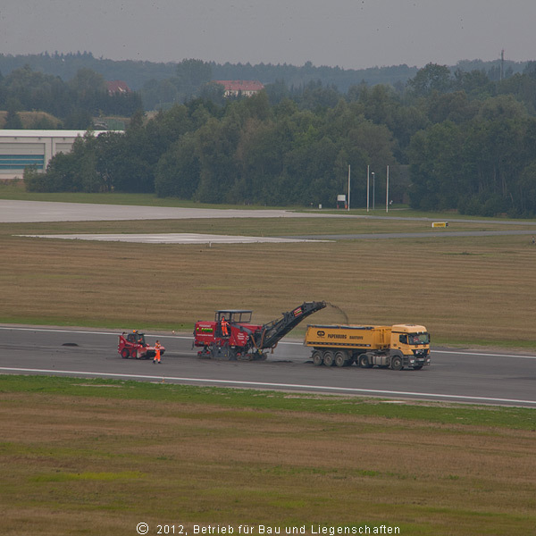 Im ersten Arbeitsschritt ist die alte Asphaltschicht abgefräst und aufgenommen worden. © 2012 Betrieb für Bau und Liegenschaften Mecklenburg-Vorpommern
