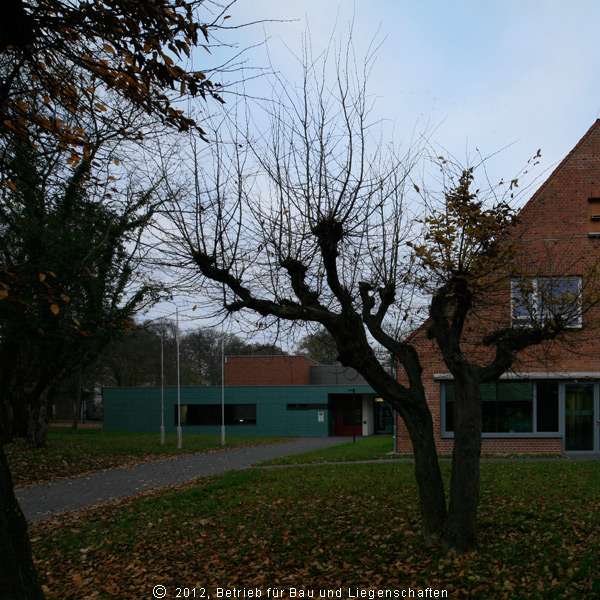 Blick von der Baumgruppe auf dem  Vorplatz auf das Laborgebäude. © 2012 Betrieb für Bau und Liegenschaften Mecklenburg-Vorpommern