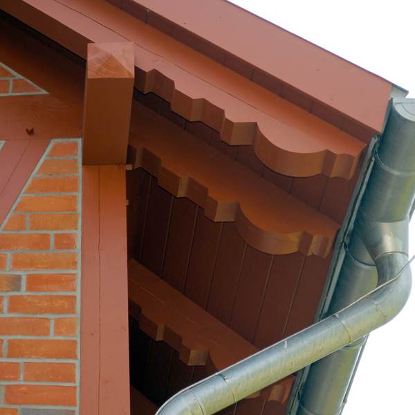 Im Detail: Die Traufkante mit der Regenrinne und dem Fallrohr. © 2012 Betrieb für Bau und Liegenschaften Mecklenburg-Vorpommern