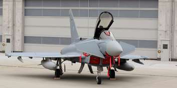 Im Vordergrund ein Eurofighter, im Hintergrund das Tor durch das er passen muss: 17,5 m breit und 6,5 m hoch. © 2012 Betrieb für Bau und Liegenschaften Mecklenburg-Vorpommern