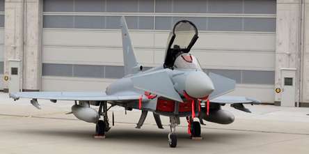 Im Vordergrund ein Eurofighter, im Hintergrund das Tor durch das er passen muss: 17,5 m breit und 6,5 m hoch. © 2012 Betrieb für Bau und Liegenschaften Mecklenburg-Vorpommern