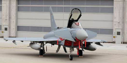 Im Vordergrund ein Eurofighter, im Hintergrund das Tor durch das er passen muss: 17,5 m breit und 6,5 m hoch. © 2012 Betrieb für Bau und Liegenschaften Mecklenburg-Vorpommern