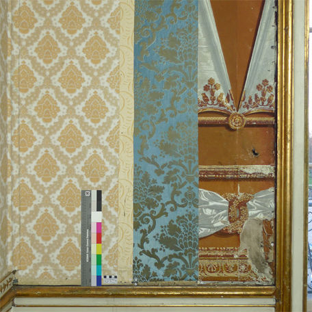 Freigelegtes Fenster mit historischen Papiertapeten von 1822 bis 1980. Dekorative Draperien mit gerafften Stoffbahnen und Ornamentbändern um 1822
Handdruck auf Büttenpapier, 12 Druckfarben, Velours (Wollstaub)
Herkunft: Manufaktur Joseph Dufour et Cie. , © 2012 Lutz J. Walter. Atelier für historische Papiertapeten. Wernigerode