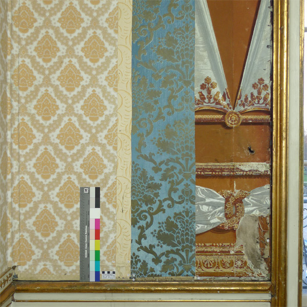 Freigelegtes Fenster mit historischen Papiertapeten von 1822 bis 1980. Dekorative Draperien mit gerafften Stoffbahnen und Ornamentbändern um 1822
Handdruck auf Büttenpapier, 12 Druckfarben, Velours (Wollstaub)
Herkunft: Manufaktur Joseph Dufour et Cie. , © 2012 Lutz J. Walter. Atelier für historische Papiertapeten. Wernigerode