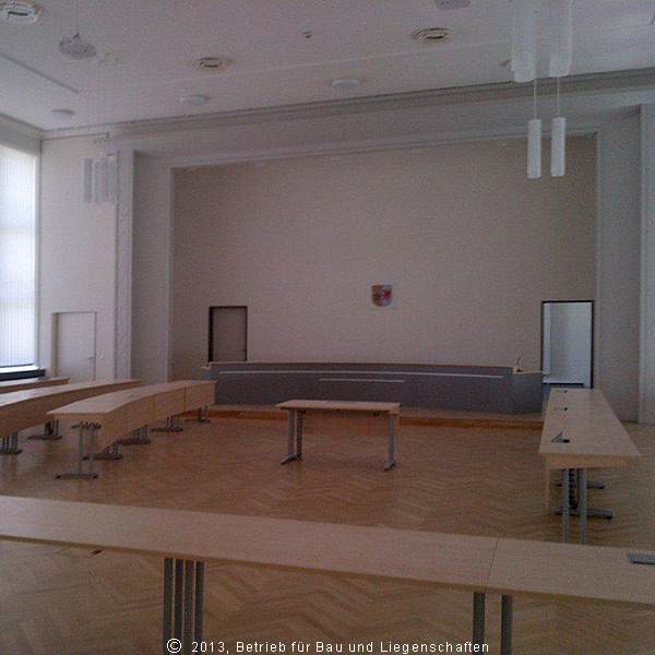 Komplett saniert, barrierefrei und mit modernster Medientechnik ausgestattet: der große Verhandlungssaal. © 2013 Betrieb für Bau und Liegenschaften Mecklenburg-Vorpommern